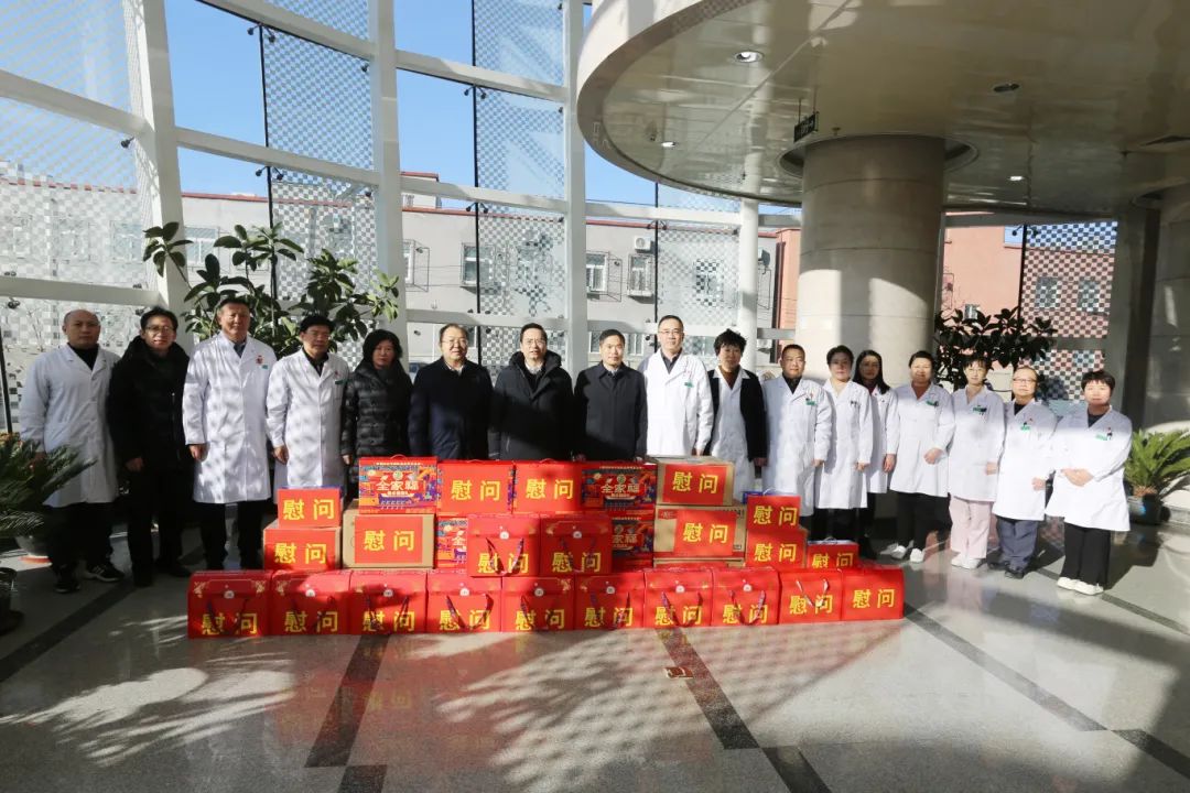 區(qū)領導慰問在崗一線醫(yī)護人員 傳遞節(jié)日溫暖與關懷